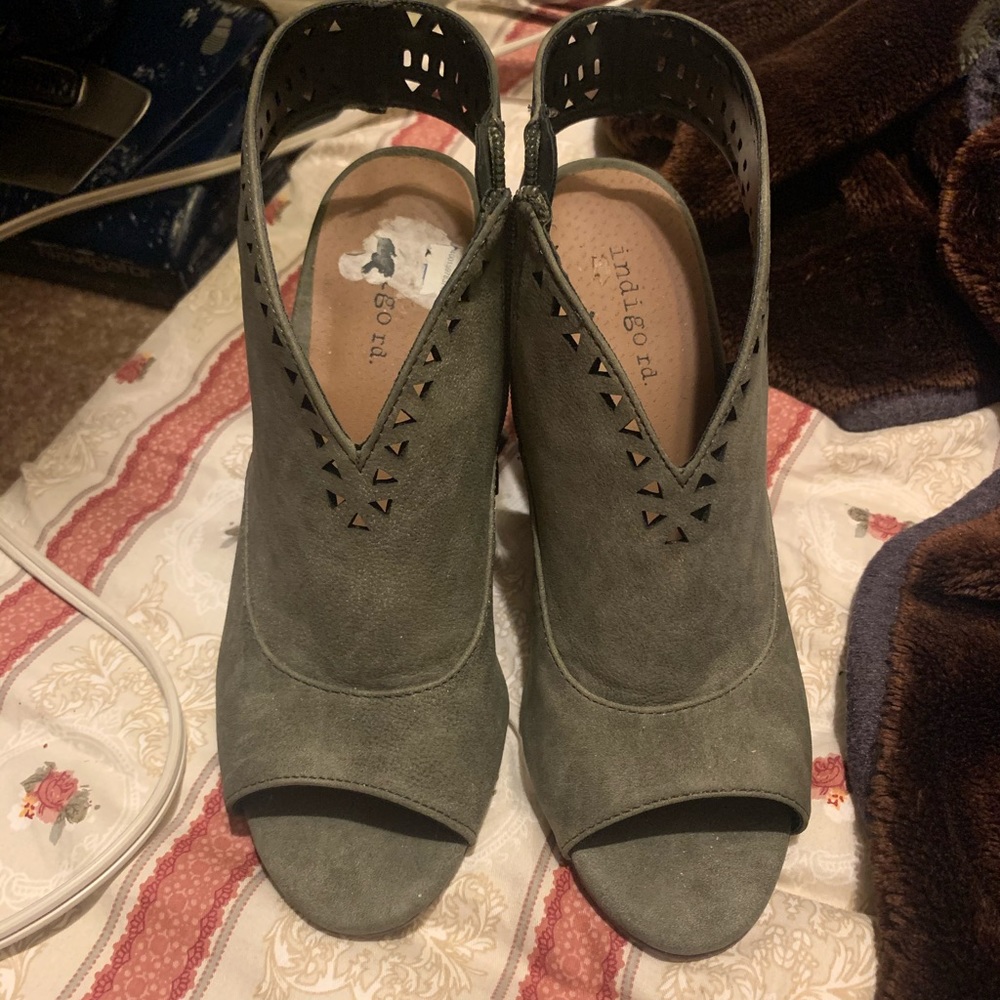 Shoes - Picture 2 of 4